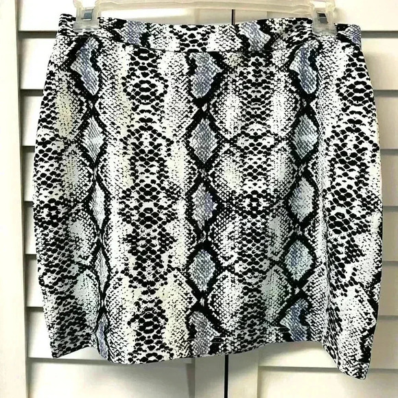 SHEIN Snakeskin Pull On Stretch Mini Skirt Size 5 - Picture 5 of 5